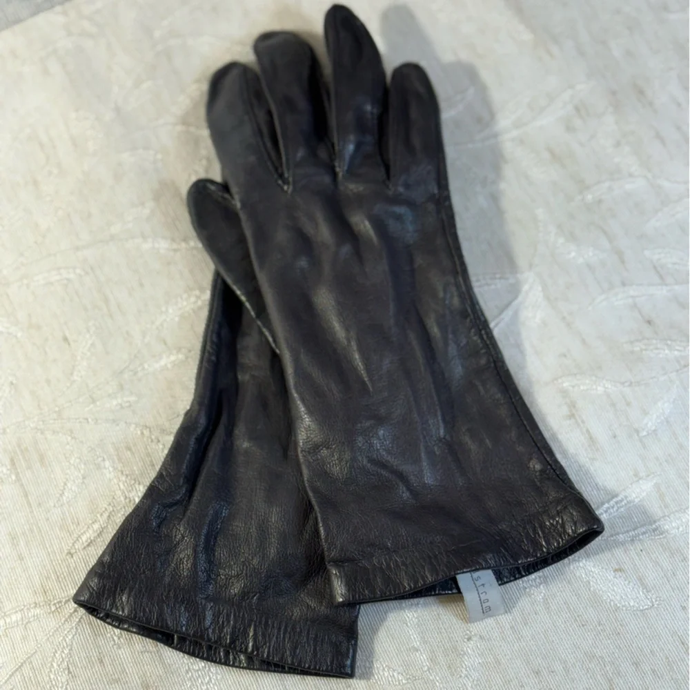 Nordstrom vintage women's soft Antron Nylon gloves‎ Black. 9 1/2” long. Size 7